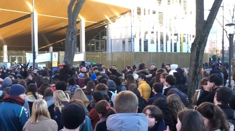 Grèves : des étudiants bloquent des établissements universitaires pour exiger le report des partiels
