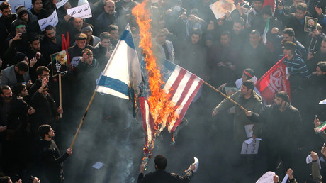 Des Iraniens brûlent des drapeaux américain et israélien lors des funérailles du général Qassem Soleimani, chef de la force al-Qods, à Téhéran, le 6 janvier 2020.