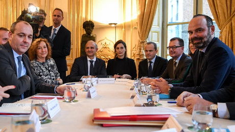 Le secrétaire général du syndicat de la Confédération française démocratique du travail (CFDT) Laurent Berger (G) et le Premier ministre français Edouard Philippe (D) posent avant une réunion à l'hôtel de Matignon à Paris, le 25 novembre 2019 (image d'illustration).