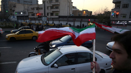 Des personnes célèbrent la riposte iranienne dans les rues de Téhéran, le 8 janvier 2020.