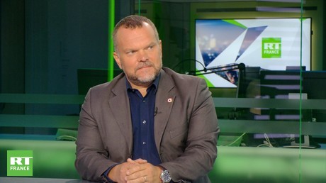 A Paris, le stand de République Souveraine détruit par des «black blocs», Georges Kuzmanovic frappé