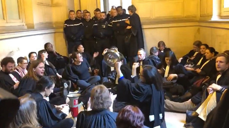 «Mêlée» de gendarmes pour empêcher des avocats en grève d'avancer dans le palais de justice (VIDEO)