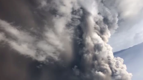 Philippines : un volcan se réveille et crache des nuages de cendres impressionnants