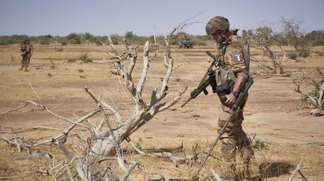 Un soldat français recherche la présence d'engins explosifs improvisés dans le cadre de l'opération Barkhane dans le nord du Burkina Faso, le 12 novembre 2019 (image d'illustration).