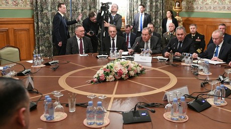 Les ministres russes des Affaires étrangères et de la Défense, lors de pourparlers sur la Libye avec leurs homologues turcs, à Moscou le 13 janvier.