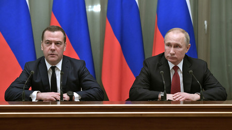 Le Premier ministre russe présente la démission de son gouvernement à Vladimir Poutine