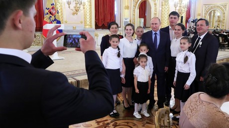1er juin 2018 : Le président russe Vladimir Poutine pose avec des membres d'une famille nombreuse Nesmiyanov (9 enfants) venue au Kremlin à la cérémonie «Gloire parentale».