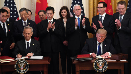 Le vice-premier ministre chinois Liu He (g.) et le président américain Donald Trump (d.) signent l’accord commercial dit de «première phase» entre les Etats-Unis à la Maison Blanche à Washington, le 15 janvier 2020