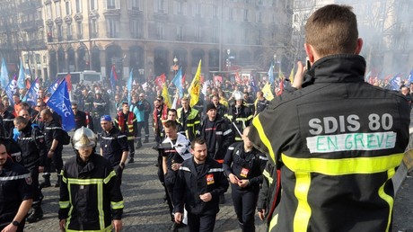 Manifestation de pompiers à Paris, le 14 mars 2017