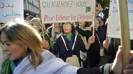 Des manifestants participent à Alger à la 48e semaine de mobilisation du Hirak, le le 17 janvier 2020.