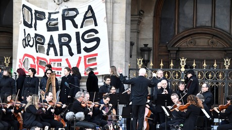 Contre la réforme des retraites, un nouveau concert sur le parvis de l'Opéra de Paris