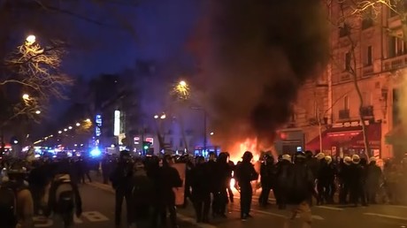 Violents affrontements et scènes de chaos dans Paris: l'acte 62 des Gilets jaunes sous haute tension