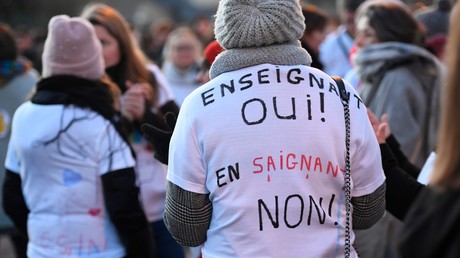 Manifestation d'enseignants devant un lycée de Montfort-sur-Meu (Ille-et-Vilaine), le 20 janvier 2020.