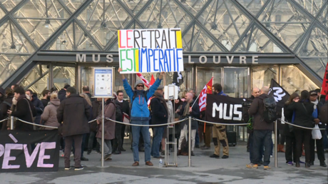 Retraites : blocage du musée du Louvre par des manifestants, les touristes laissés à la porte