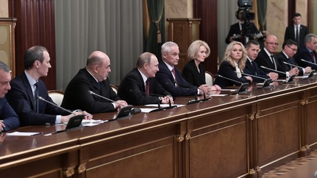 Le Premier ministre Mikhaïl Michoustine (troisième en partant de la gauche) et le président Vladimir Poutine, tienne une conférence avec le nouveau gouvernement russe.