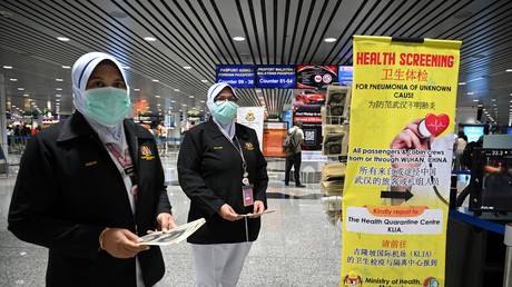 Des membres de services de santé malaisiens déployés à l'aéroport Kuala Lumpur le 21 janvier 2020, alors que les autorités du pays ont accru leurs mesures contre le coronavirus chinois.