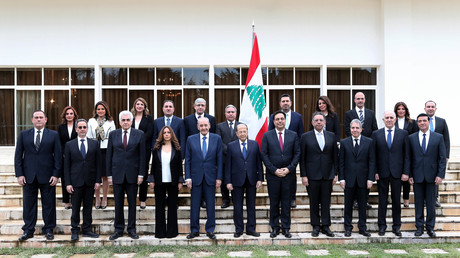 Photographie fournie par l'agence photo libanaise Dalati et Nohra montrant le gouvernement nouvellement formé à la présidentielle à Baabda, à l'est de la capitale Beyrouth, le 22 janvier 2020.