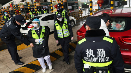 Des policiers contrôlent un véhicule à Xianning, dans la province du Hubei, le 24 janvier 2020, en Chine (image d'illustration).