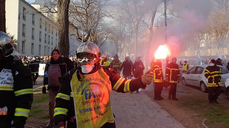 Blocage du périphérique, immolation symbolique et gaz lacrymogène : les pompiers manifestent à Paris