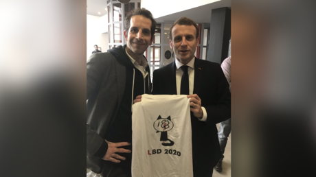 «LBD 2020» et fauve éborgné : Emmanuel Macron pose avec un t-shirt contre les violences policières