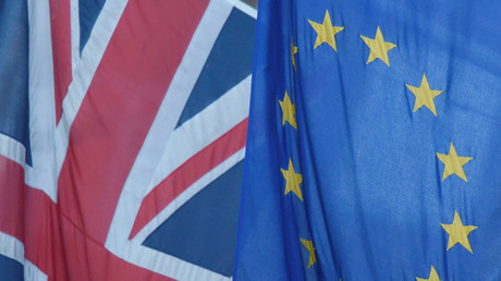 Un drapeau du Royaume-Uni flotte à côté du drapeau de l'Union européenne à Westminster, à Londres, en Grande-Bretagne, le 24 juin 2016 (image d'illustration).
