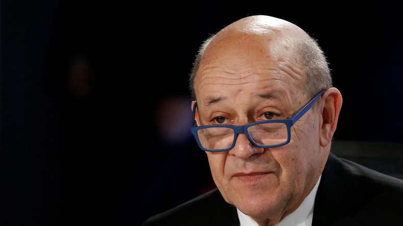 Sept hommes soupçonnés d'avoir subtilisé 50 millions d'euros en se faisant passer pour Le Drian