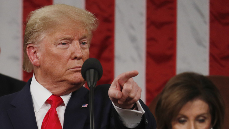 Une poignée de main esquivée, un discours déchiré... Retour sur l'oral de Trump devant le Congrès