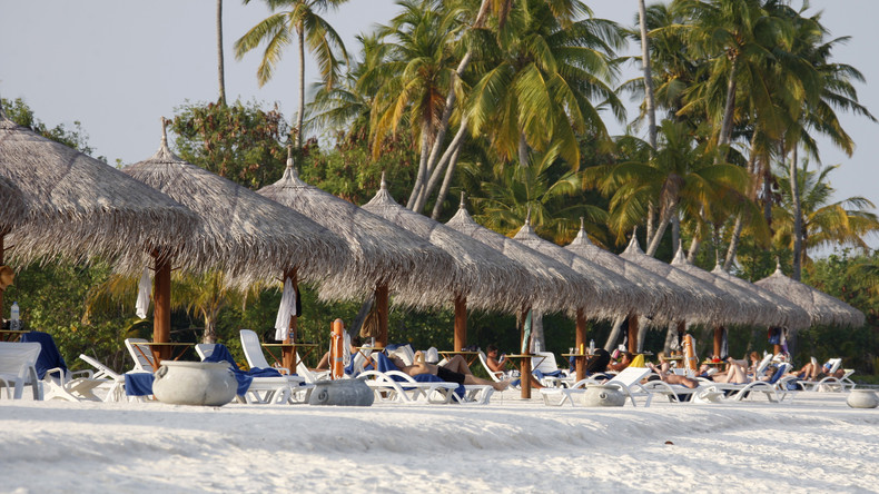 Tenue «inappropriée» : la police des Maldives arrête une touriste en bikini, puis s'excuse (VIDEO)