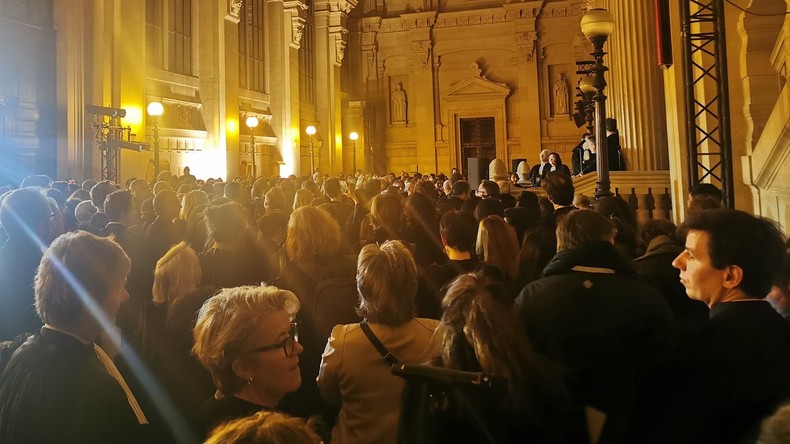 Justice «en voie de clochardisation» : en assemblée, des avocats votent la poursuite de la grève