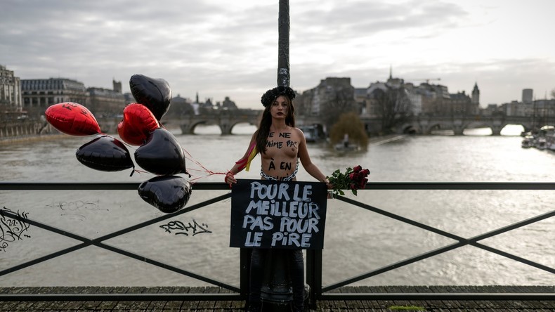 Le jour de la Saint-Valentin, des Femen s'enchaînent à Paris pour dénoncer les féminicides