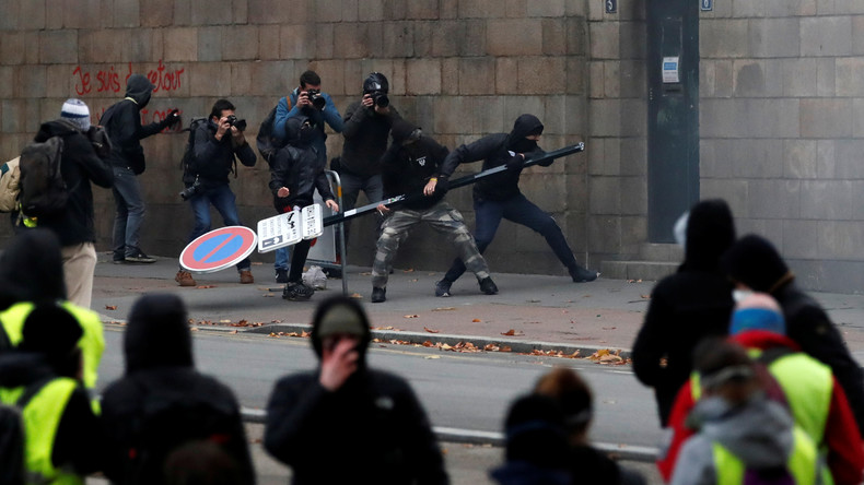 Black blocs et casseurs : les services de renseignement craignent un basculement vers le terrorisme