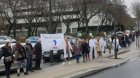 Contre l'effondrement de l'hôpital public, une chaîne humaine encercle un établissement à Paris