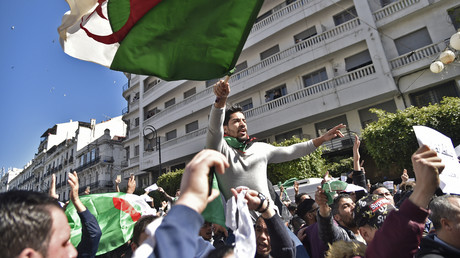 Des manifestants protestent le 1er mars 2019 à Alger contre un cinquième mandat d'Abdelaziz Bouteflika.