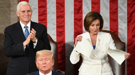 Dans le dos de Donald Trump, Nancy Pelosi déchire le discours sur l'état de Union
