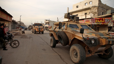 Des véhicules militaires turcs se dirigent vers le sud de la province syrienne d'Idleb (nord-ouest) en passant par la ville d'Atareb, le 3 février 2020 (image d'illustration).
