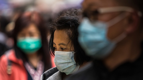 Des passants portent un masque à Hong Kong, le 9 février (image d'illustration).