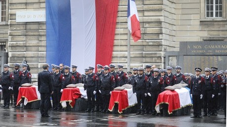 Emmanuel Macron devant les cercueils des quatre victimes de Mickaël Harpon en octobre.