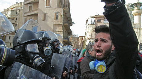 Des manifestants libanais scandent des slogans lors d'affrontements avec les forces de l'ordre le 11 février 2020, au cœur de Beyrouth, au Liban.
