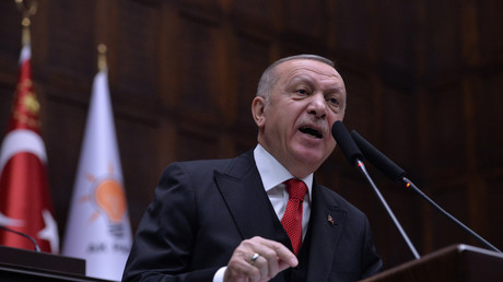 Le président turc s'adresse aux membres de son parti au parlement d'Ankara