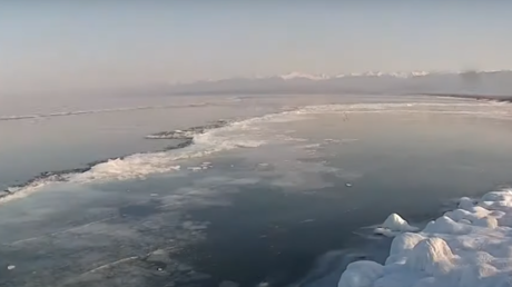 Sibérie : des images magnifiques du lac Baïkal recouvert de glace