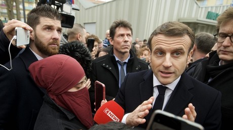 «Soumission»: des élus de droite s'indignent de la présence d'une femme en niqab aux côtés de Macron