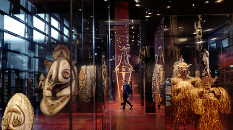 Une femme visite le musée du quai Branly-Jacques Chirac où quelque 300 000 œuvres originaires d'Afrique, du Moyen-Orient, d'Asie, d'Océanie et des Amériques sont exposées, le 15 mars 2018, à Paris (image d'illustration).