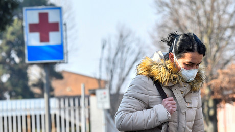Femme masquée dans la ville de Codogno.