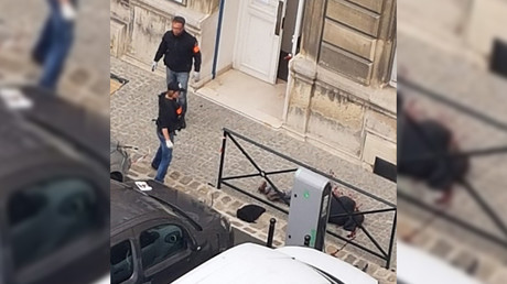 Le corps de l'auteur de la tuerie de la préfecture de police de Paris après qu'un jeune fonctionnaire l'a abattu dans la cour du bâtiment à l'aide son arme longue HK-G36, le 3 octobre 2019 (image d'illustration).