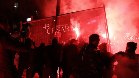Cérémonie des César : une centaine de manifestants anti-Polanski rassemblés à proximité de Pleyel