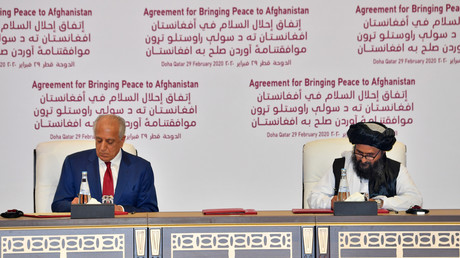 Le mollah Abdul Ghani Baradar, co-fondateur du mouvement des Taliban (à droite), a signé l'accord avec l'envoyé spécial des Etats-Unis Zalmay Khalilzad , ce 29 février, à Doha.