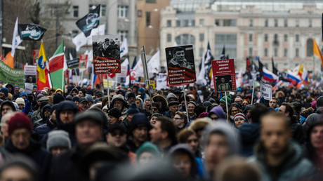 Moscou : des milliers de manifestants honorent la mémoire de Boris Nemtsov