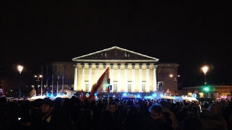 Plusieurs rassemblements contre le recours du 49-3 en France (IMAGES)