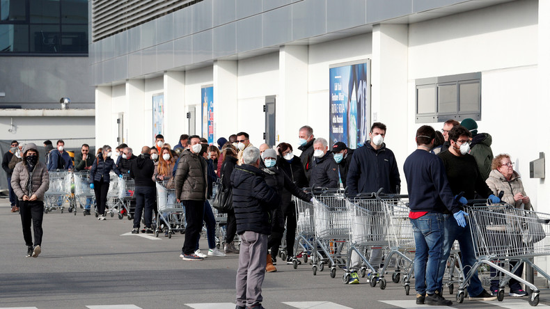 Covid-19 : en Italie, les supermarchés pris d'assaut après l'annonce de confinement du pays