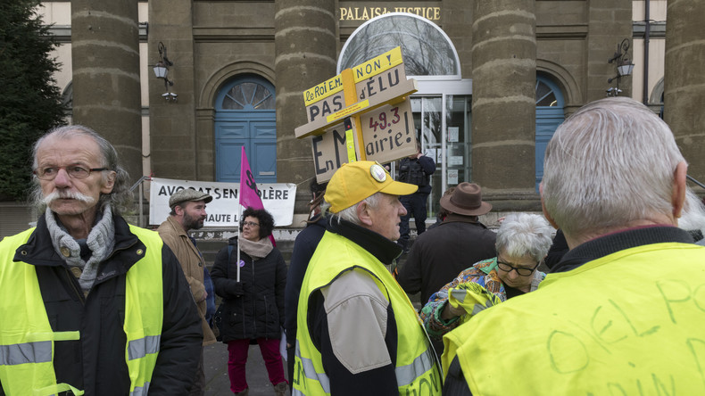 Gilets jaunes : prison ferme pour quatre individus ayant incendié une préfecture